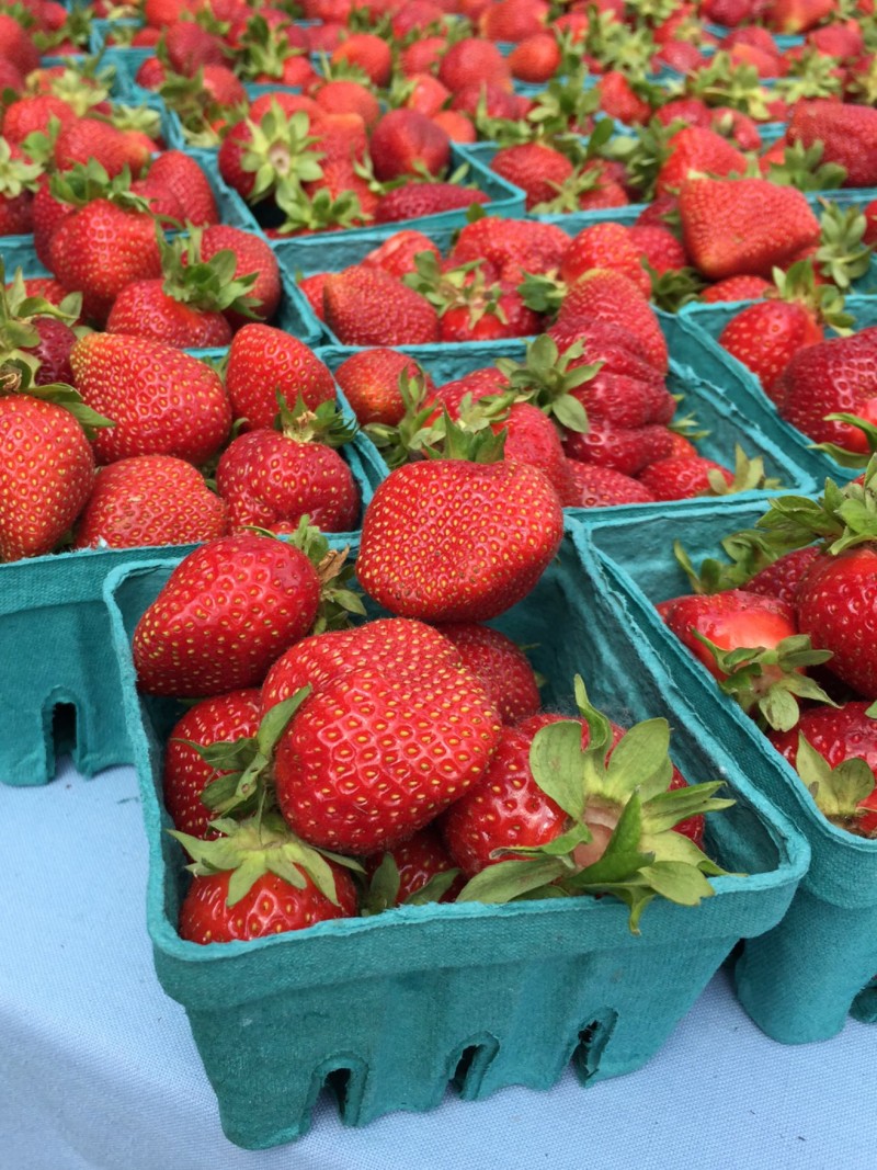 Recipes for the season Strawberry and spinach salad with goat cheese
