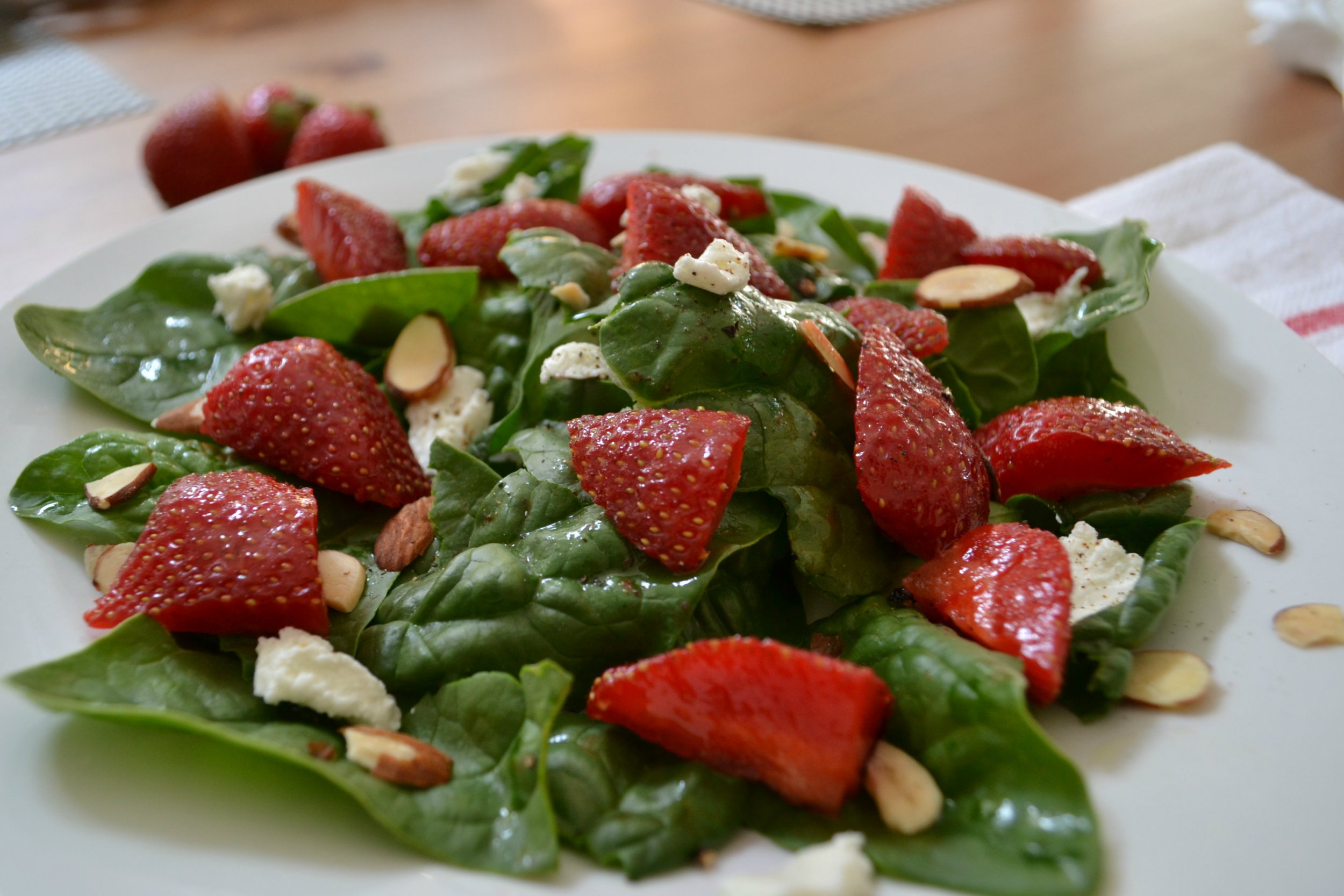 Recipes for the season Strawberry and spinach salad with goat cheese