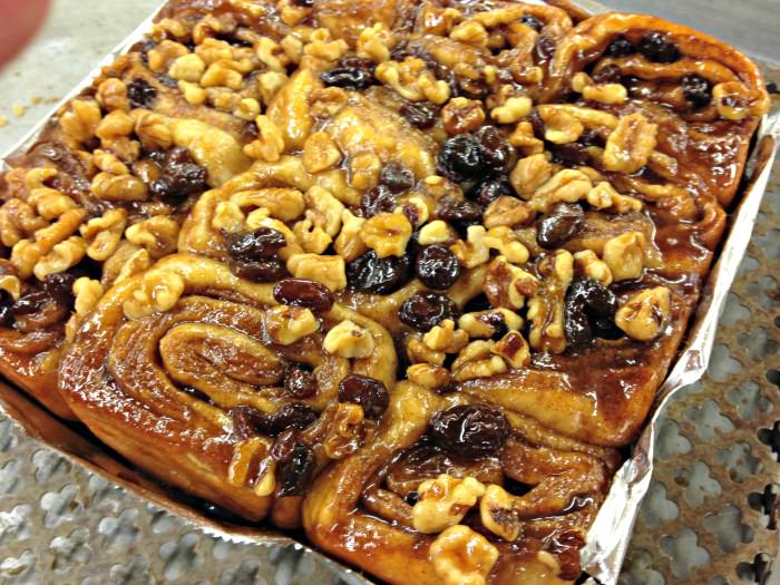 Cinnamon buns with raisins and nuts